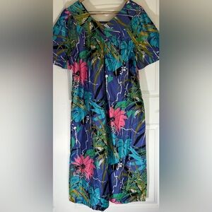 Vintage 1980s Carriage Court Hawaiian MuuMuu Dress